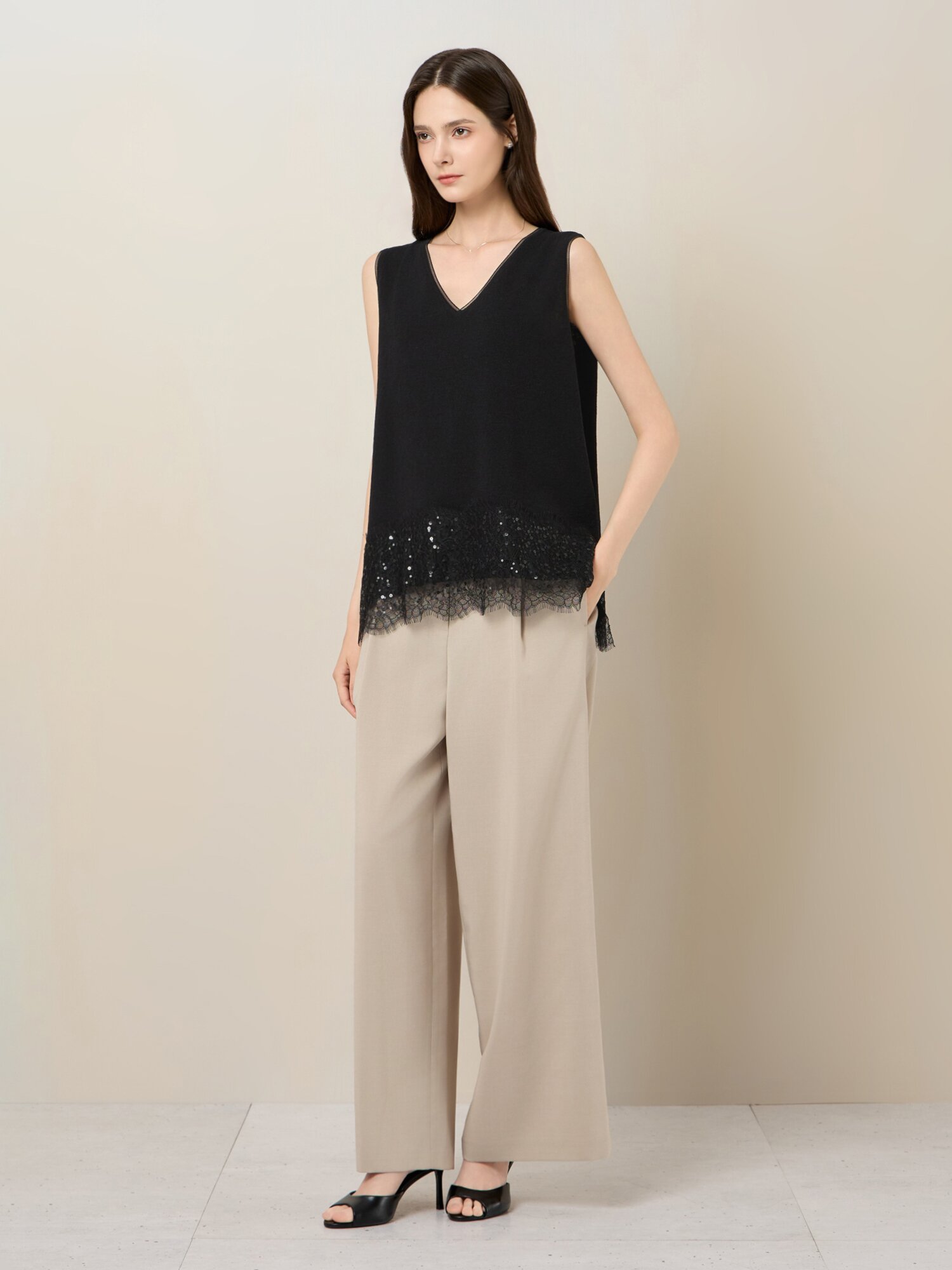 브이넥 플라워 레이스 슬리브리스 탑 (BLACK)