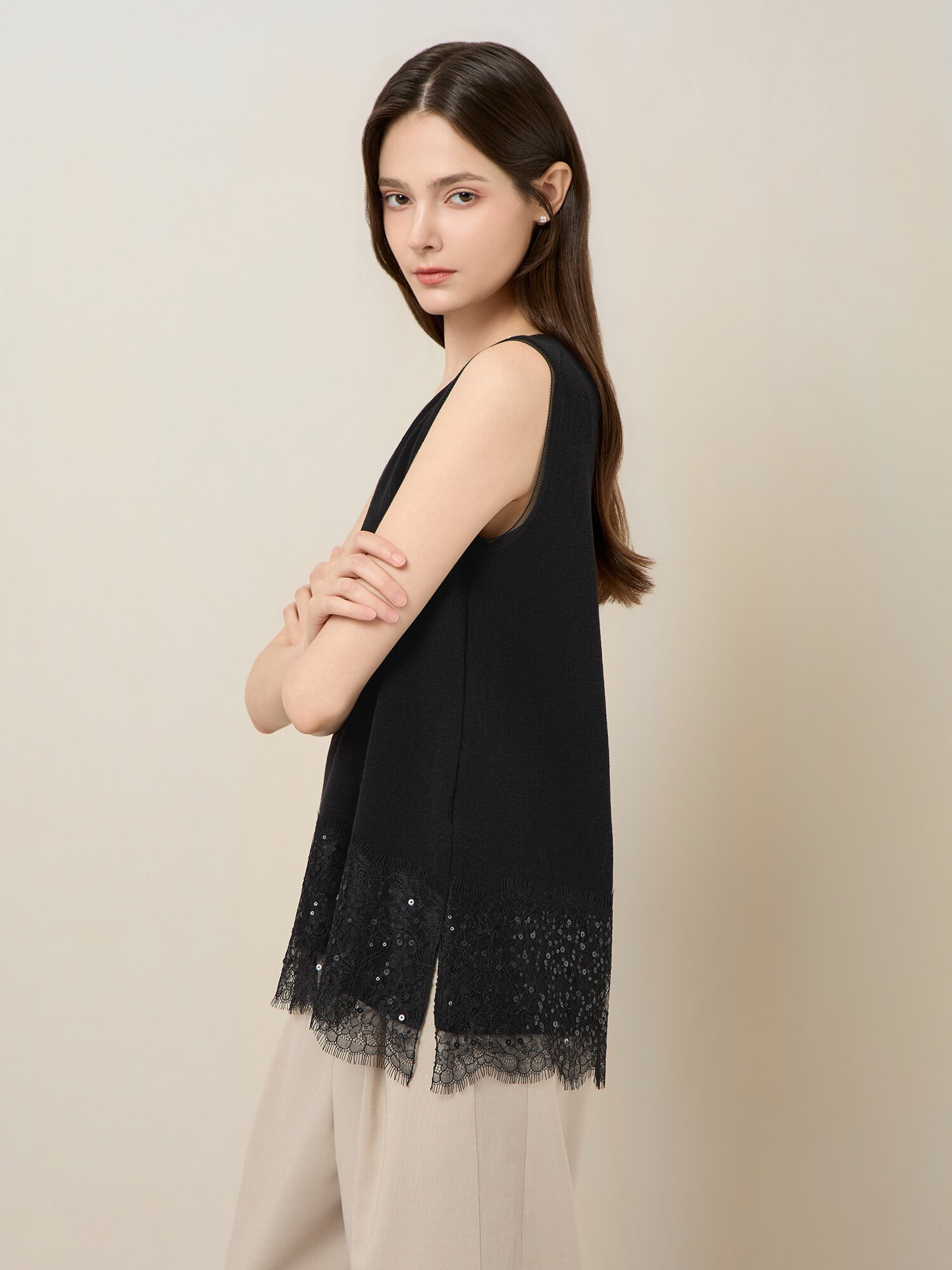 브이넥 플라워 레이스 슬리브리스 탑 (BLACK)