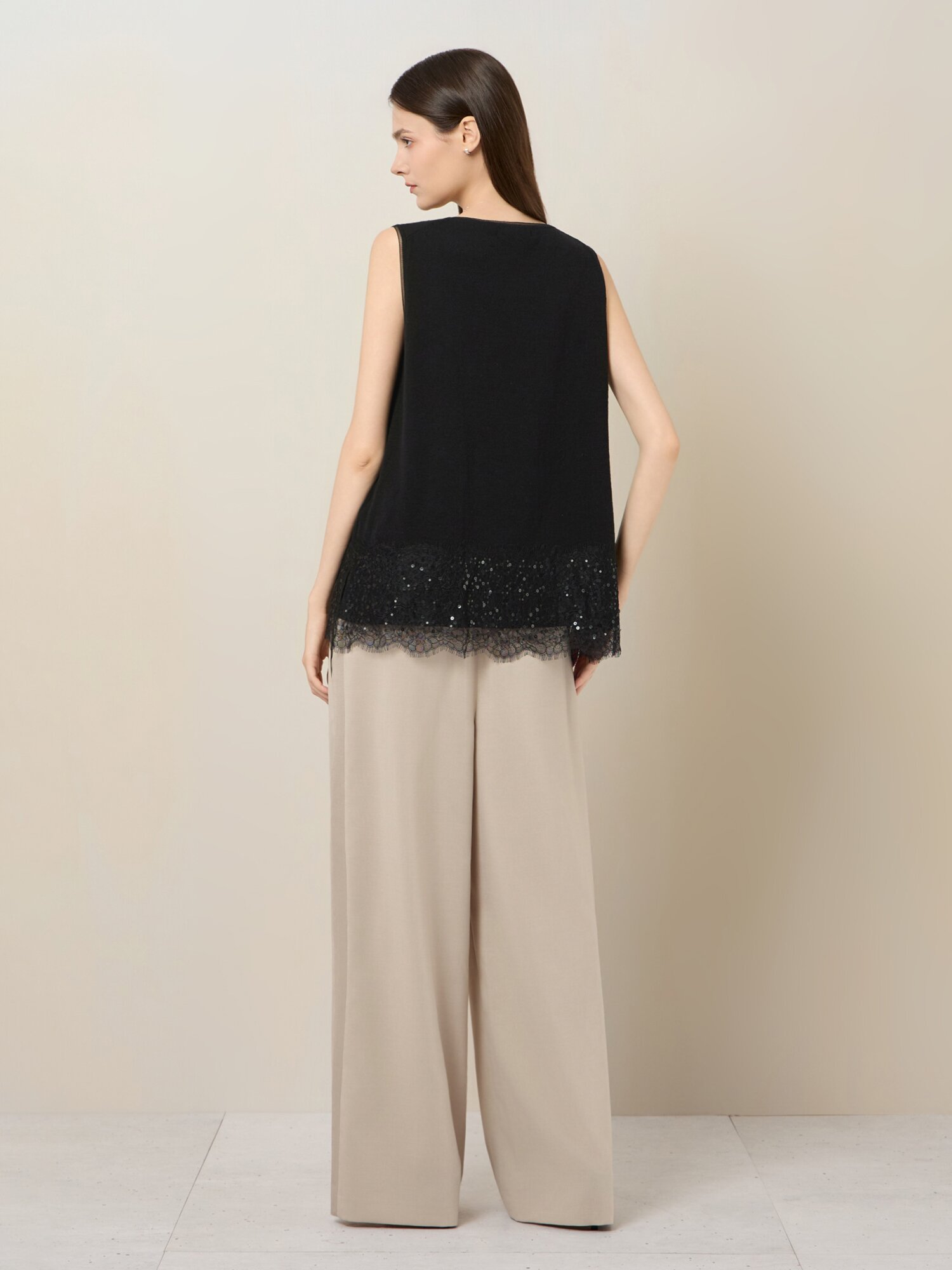 브이넥 플라워 레이스 슬리브리스 탑 (BLACK)