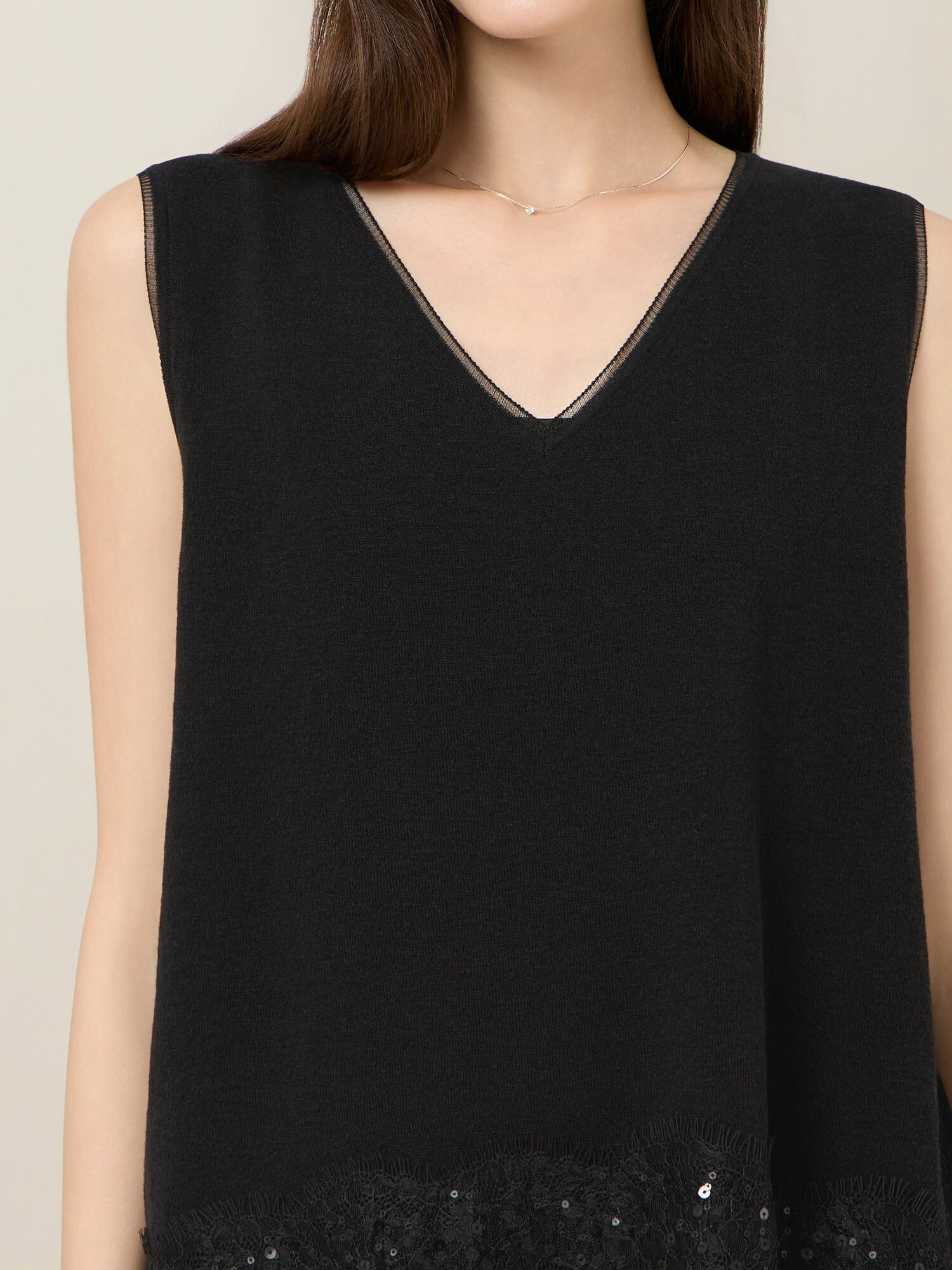 브이넥 플라워 레이스 슬리브리스 탑 (BLACK)