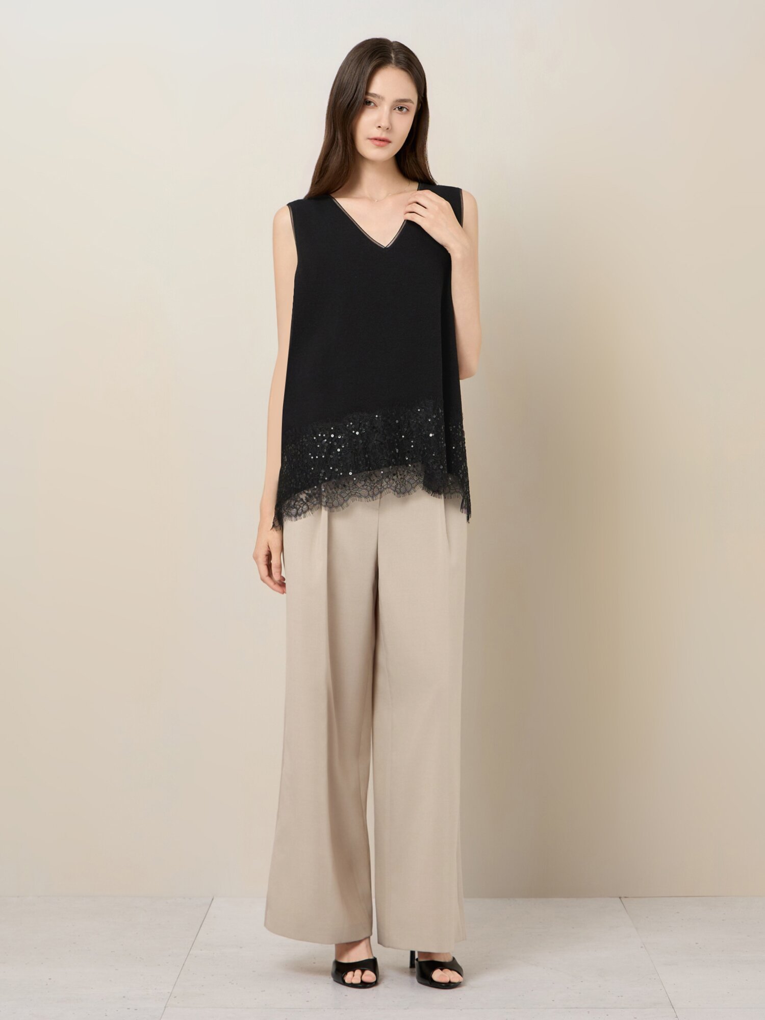 브이넥 플라워 레이스 슬리브리스 탑 (BLACK)