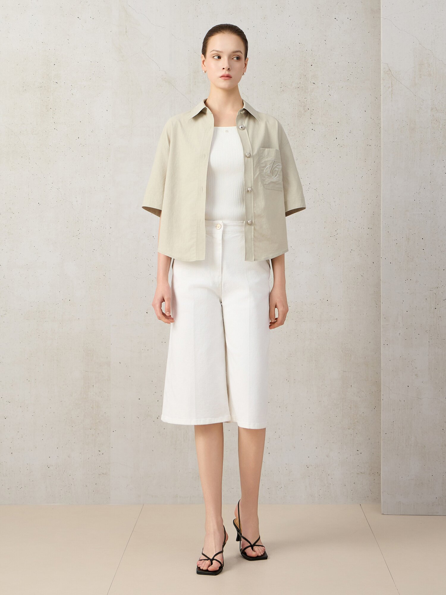로고 포인트 하프 슬리브 블라우스 (LIGHT KHAKI)