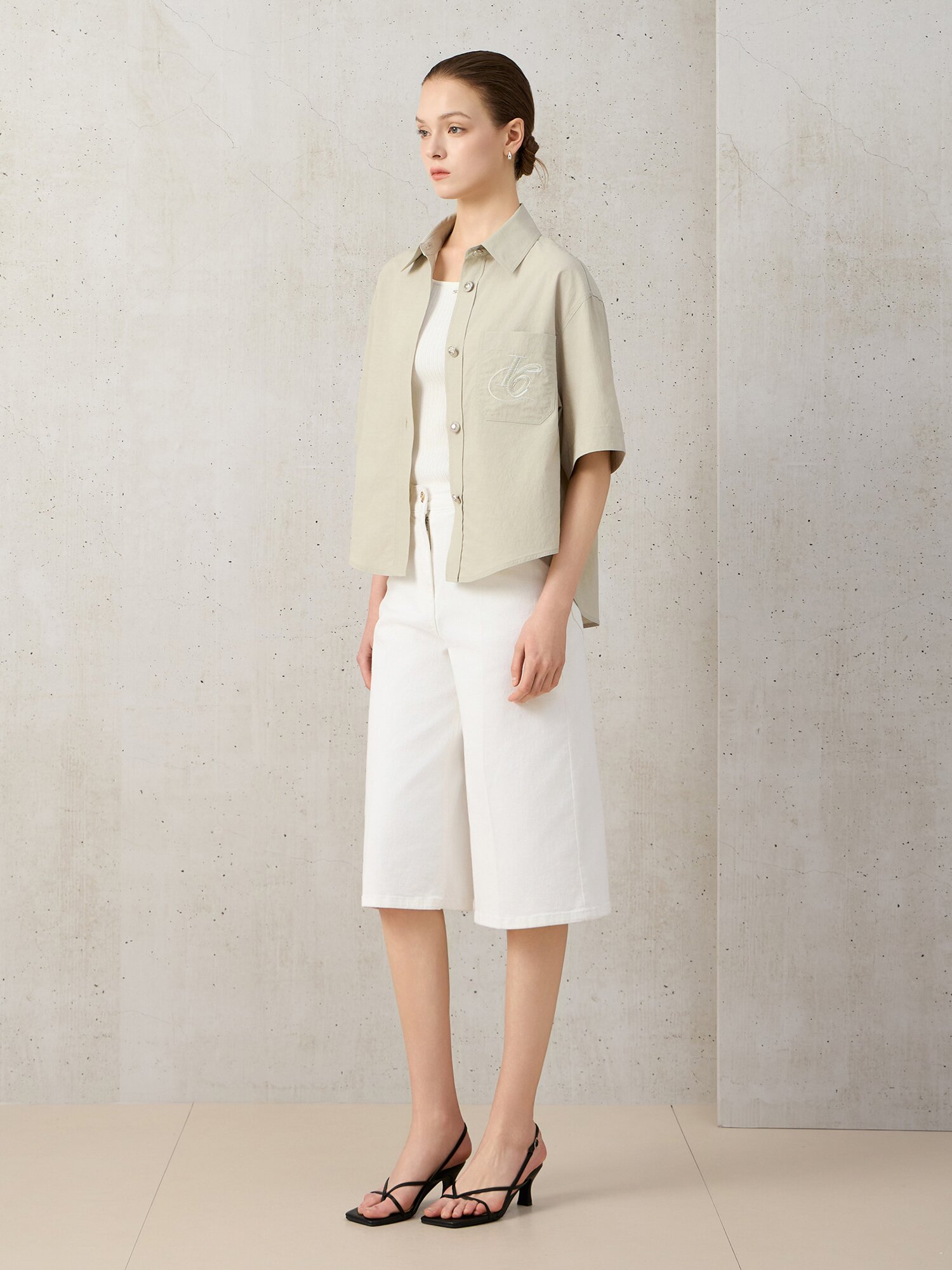 로고 포인트 하프 슬리브 블라우스 (LIGHT KHAKI)