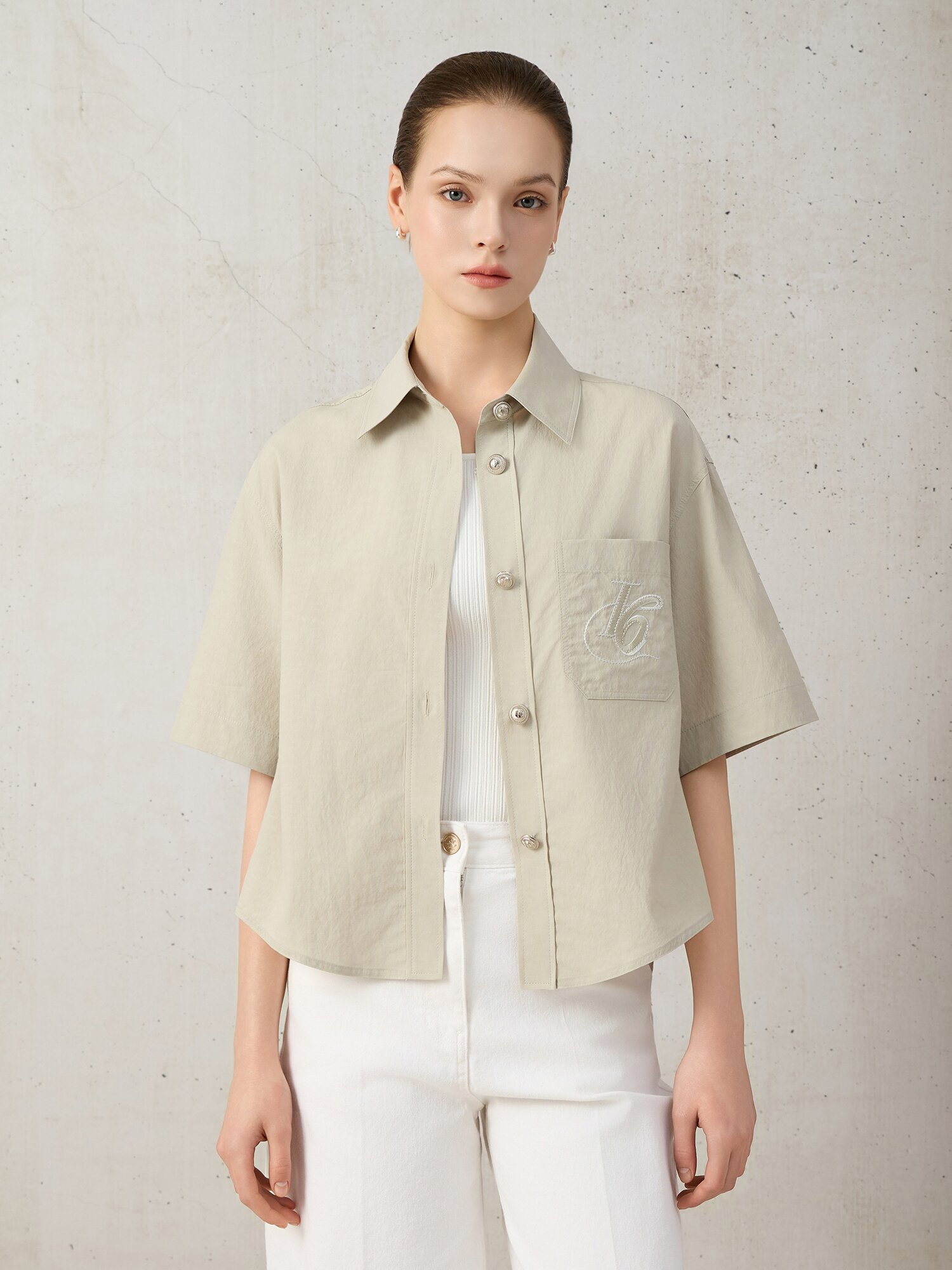로고 포인트 하프 슬리브 블라우스 (LIGHT KHAKI)