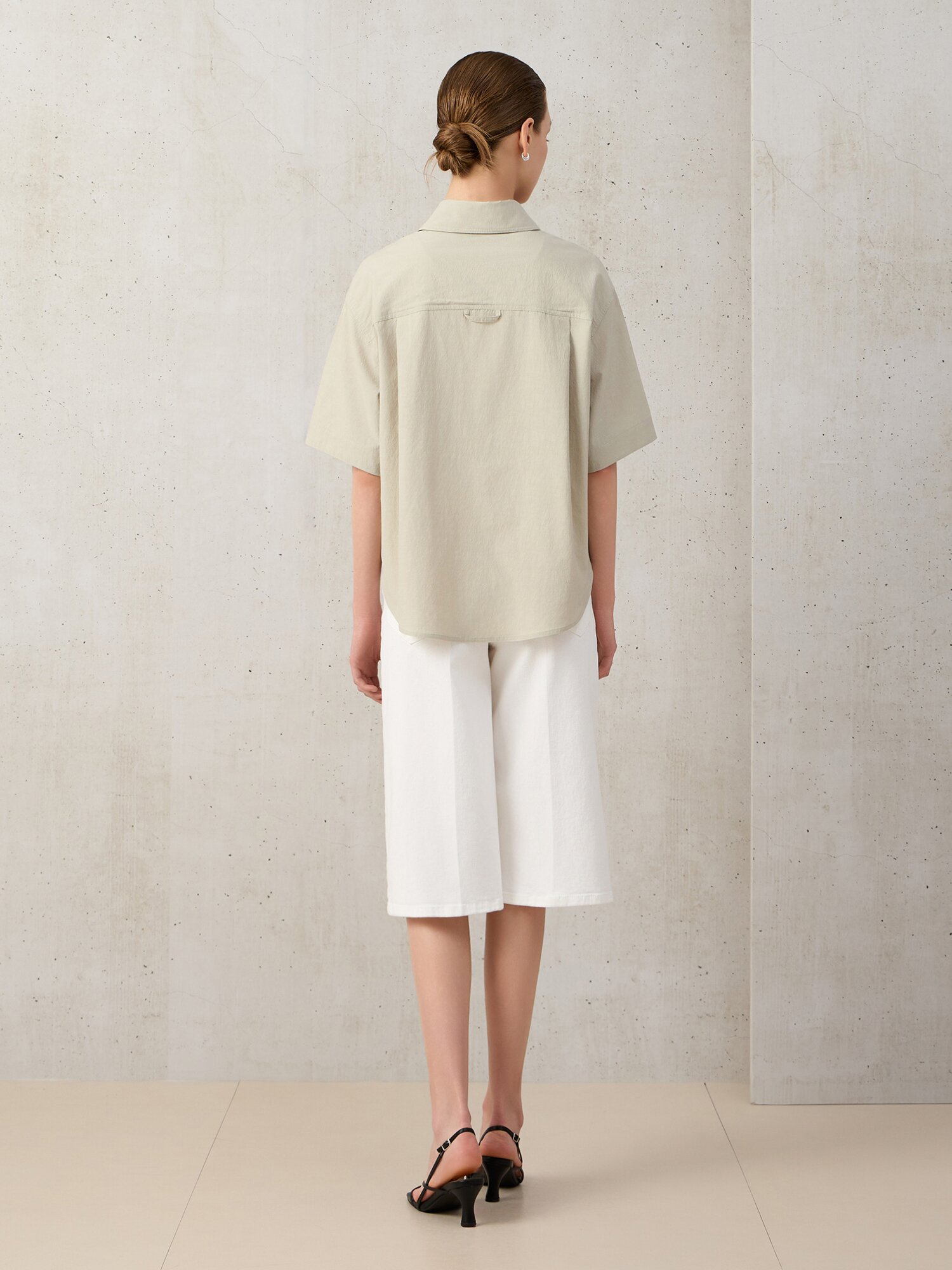 로고 포인트 하프 슬리브 블라우스 (LIGHT KHAKI)