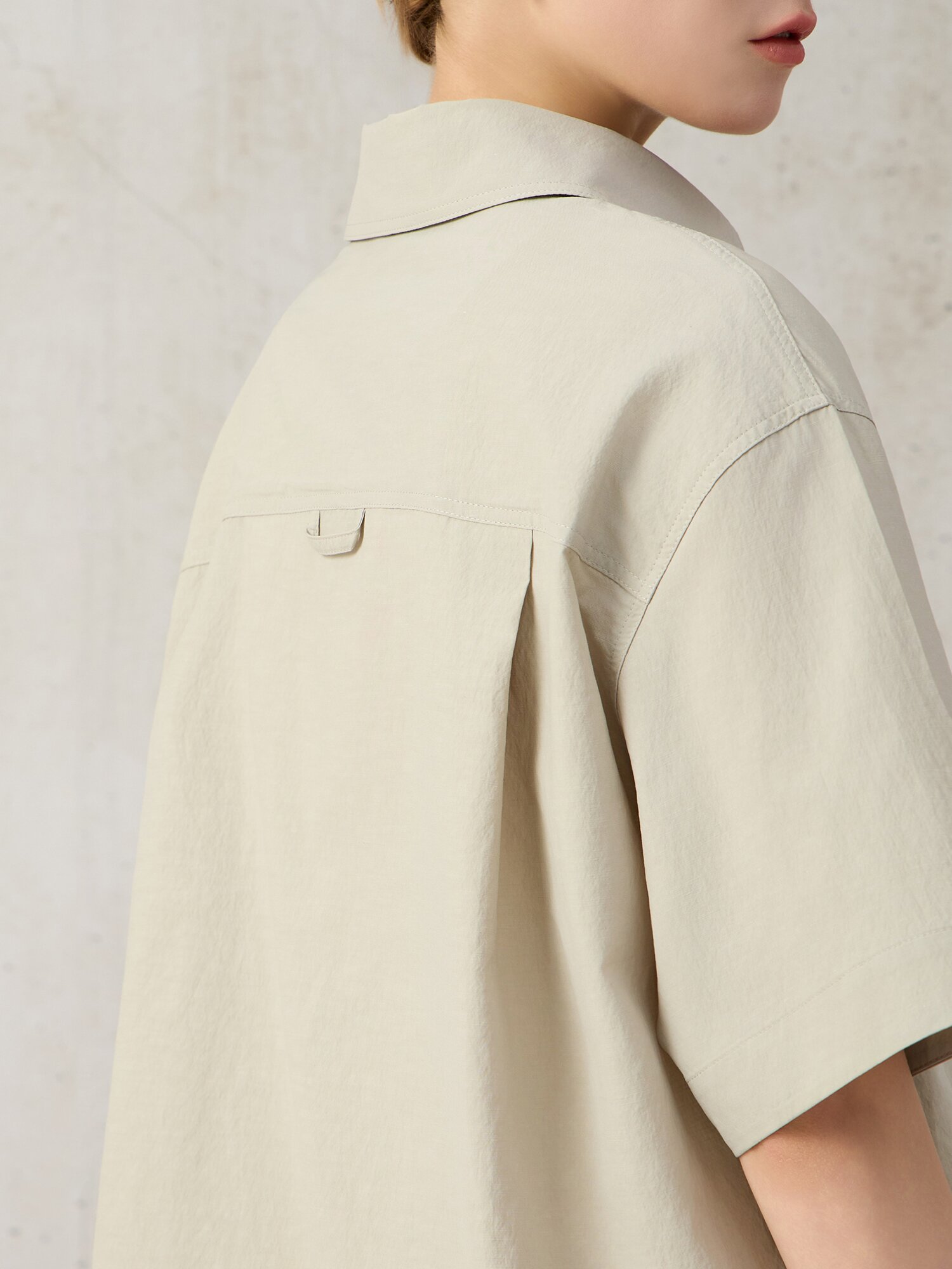 로고 포인트 하프 슬리브 블라우스 (LIGHT KHAKI)