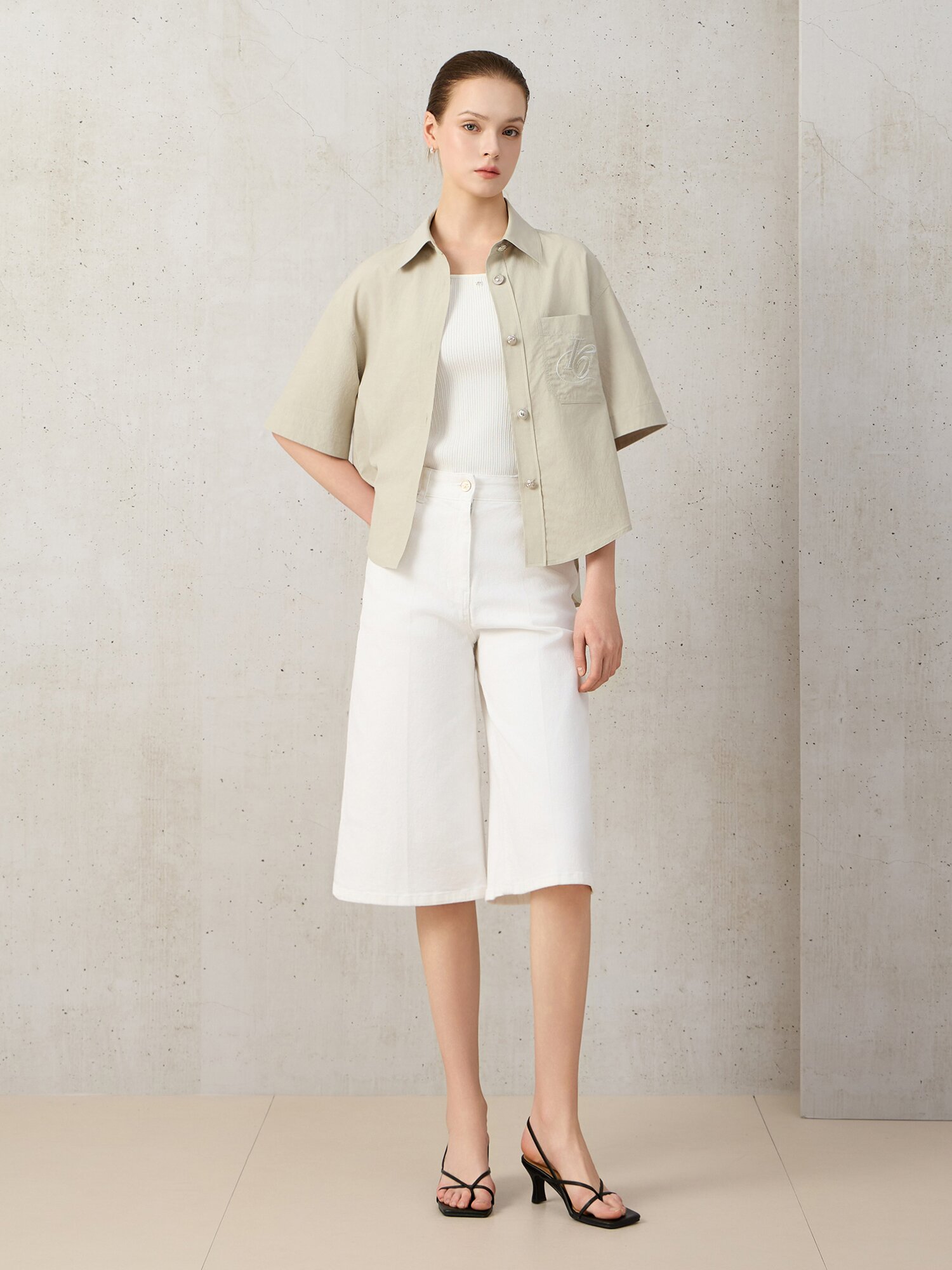 로고 포인트 하프 슬리브 블라우스 (LIGHT KHAKI)