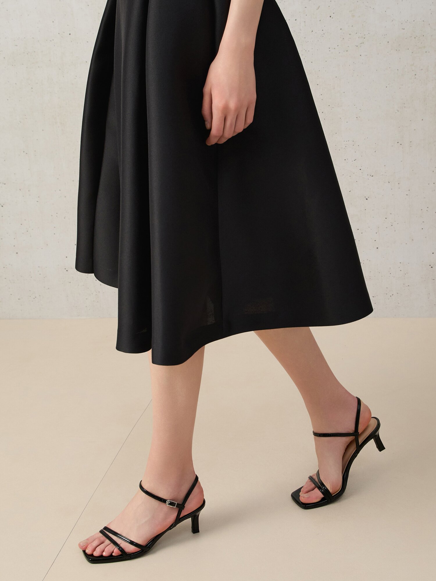 턱 A라인 미디 스커트 (BLACK)