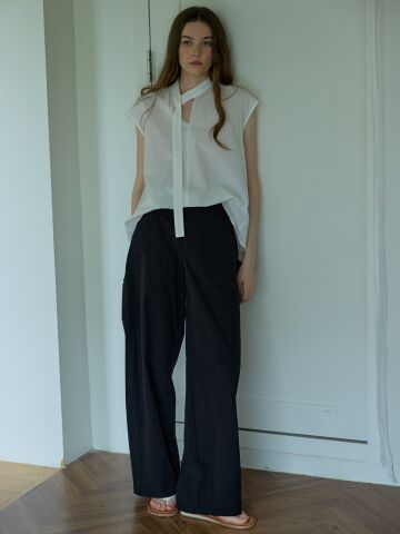 White wide cargo pants Black



