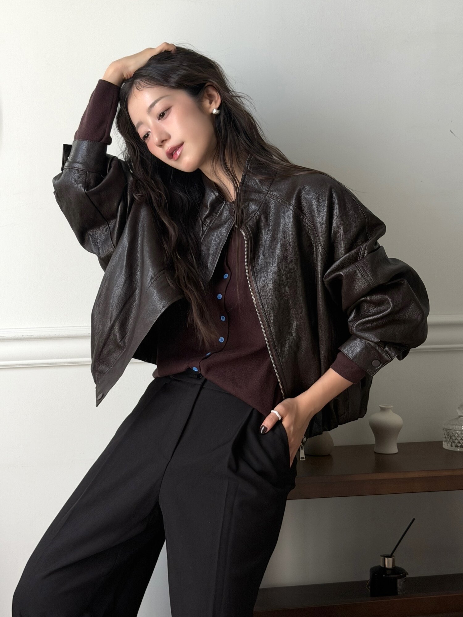 페이크 레더 하이넥 래글런 점퍼 (BROWN)