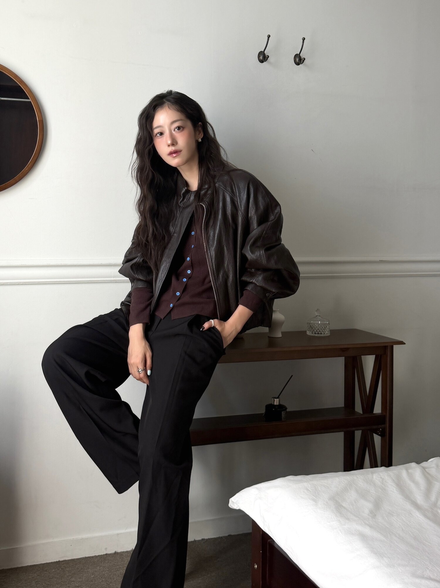 페이크 레더 하이넥 래글런 점퍼 (BROWN)