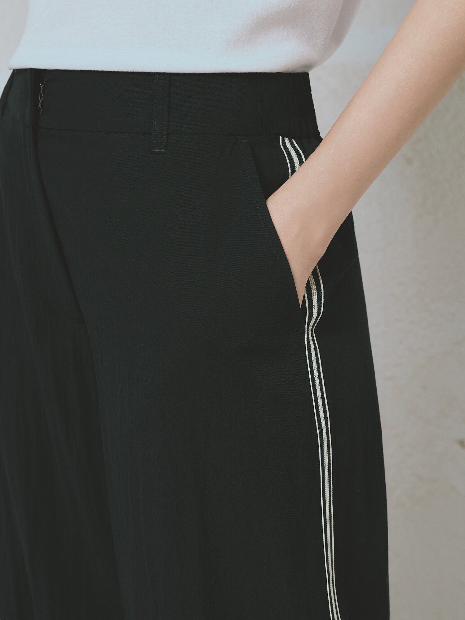 사이드 배색 백 밴딩 슬랙스 팬츠 (BLACK)