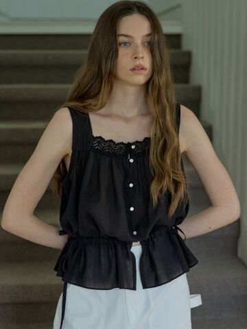 Sleeveless lace ruffle top Black




