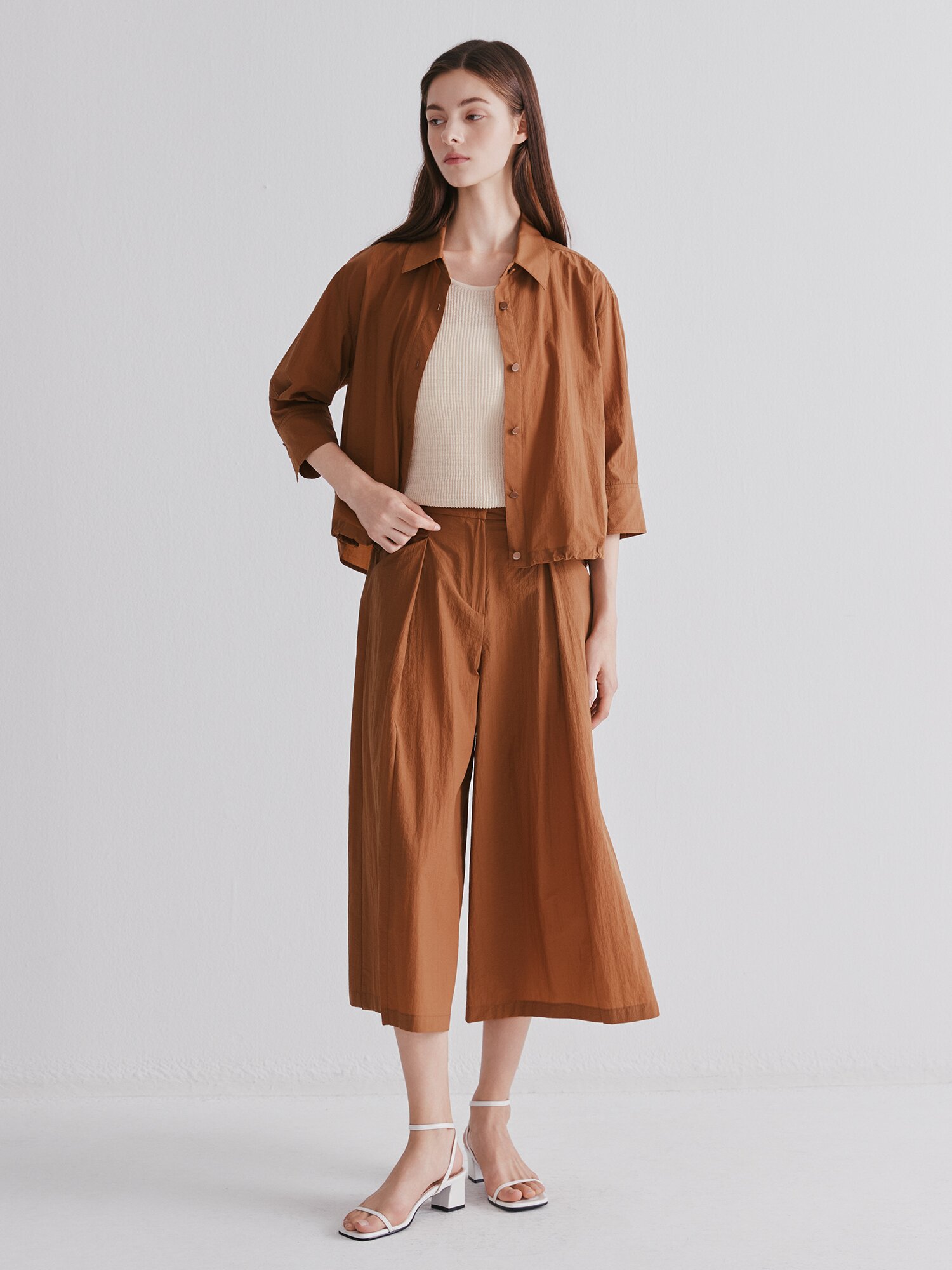 원턱 백 밴딩 퀼로트 크롭 팬츠 (CAMEL)