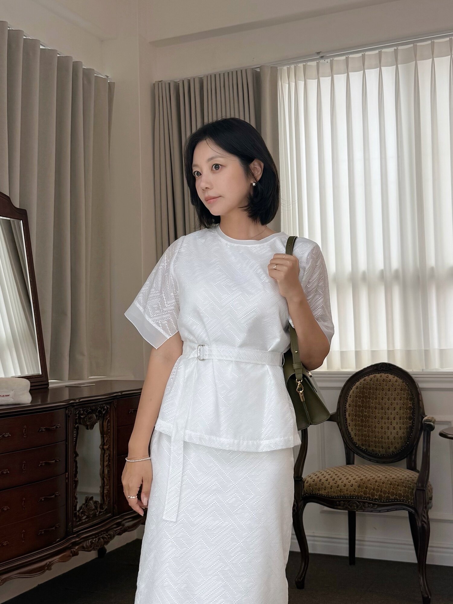 벨티드 텍스쳐 라운드넥 블라우스 (WHITE)