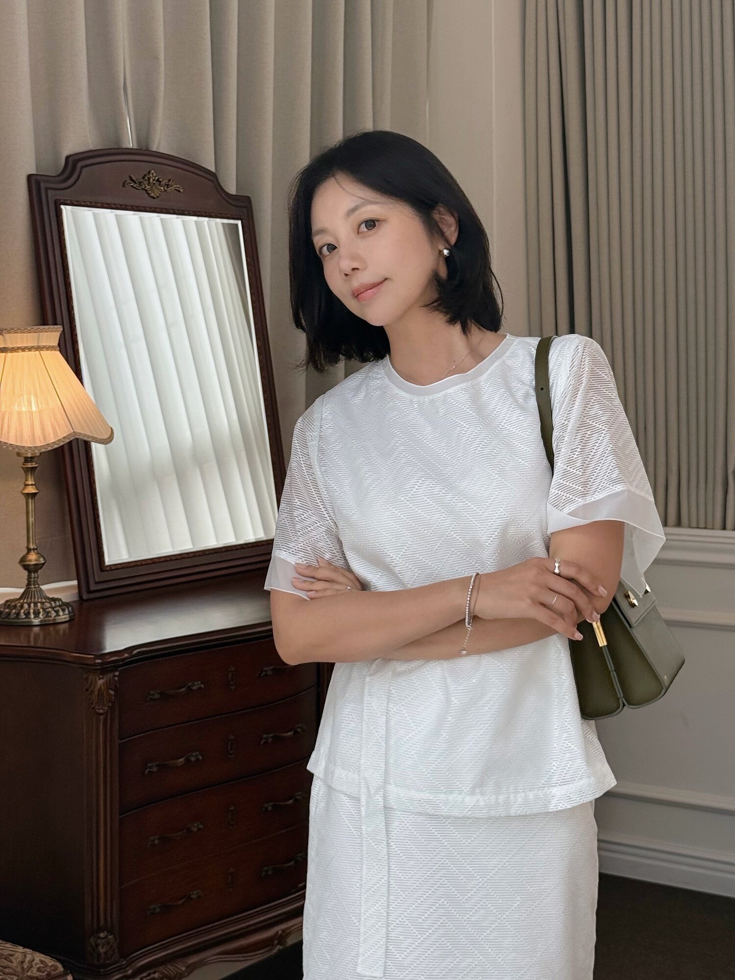 벨티드 텍스쳐 라운드넥 블라우스 (WHITE)