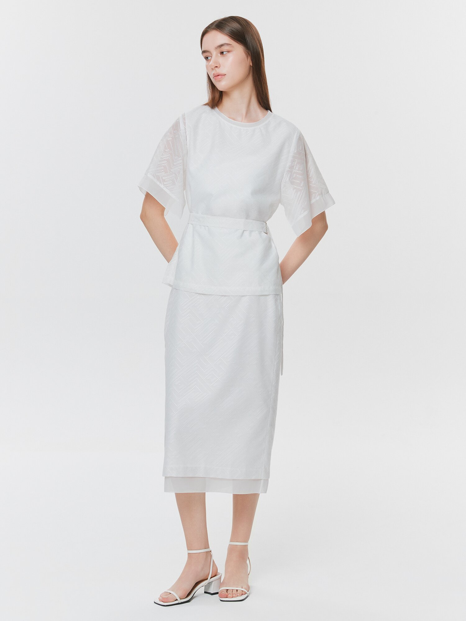 벨티드 텍스쳐 라운드넥 블라우스 (WHITE)