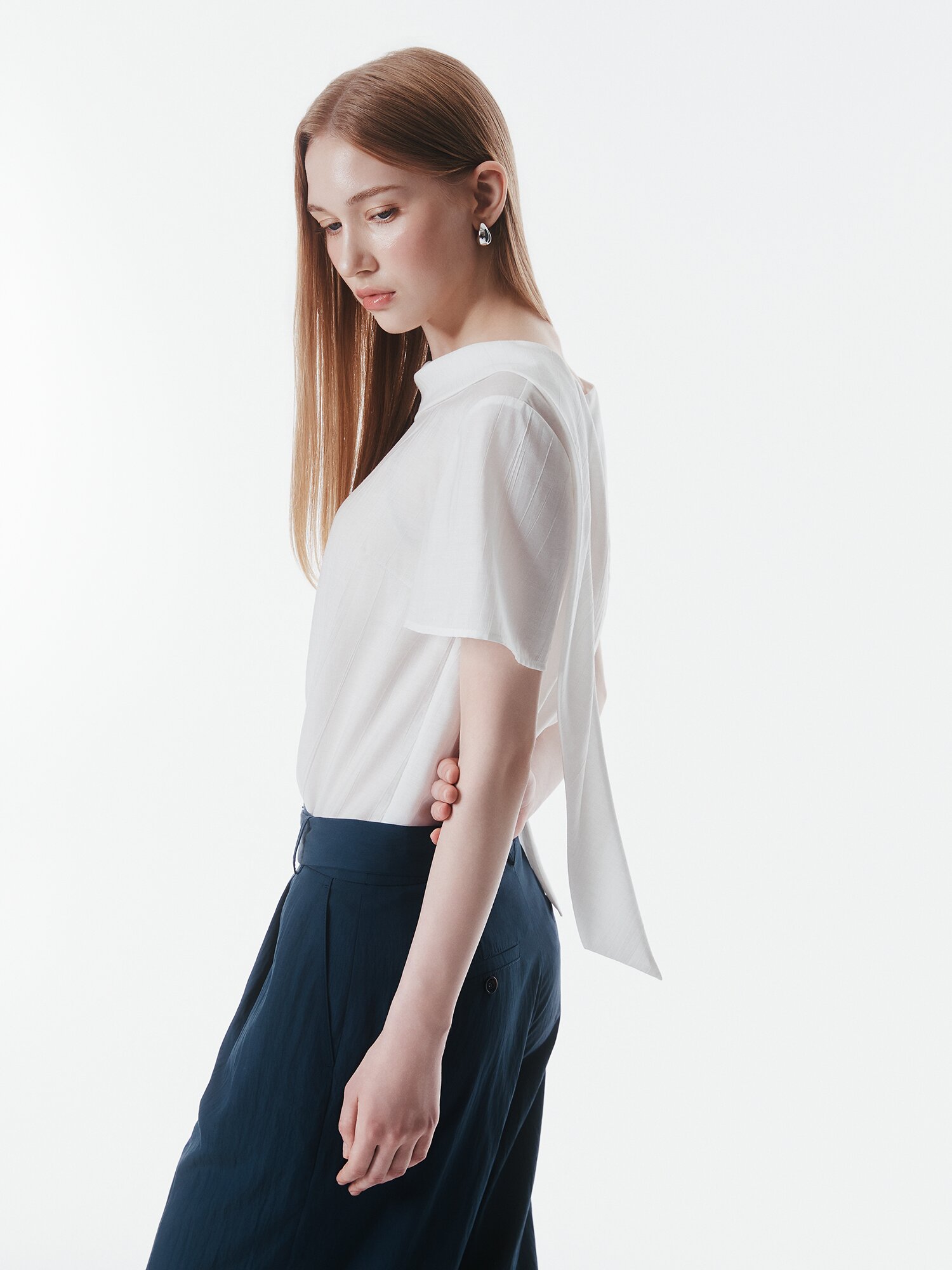 링클 백 리본 카울넥 블라우스 (WHITE)