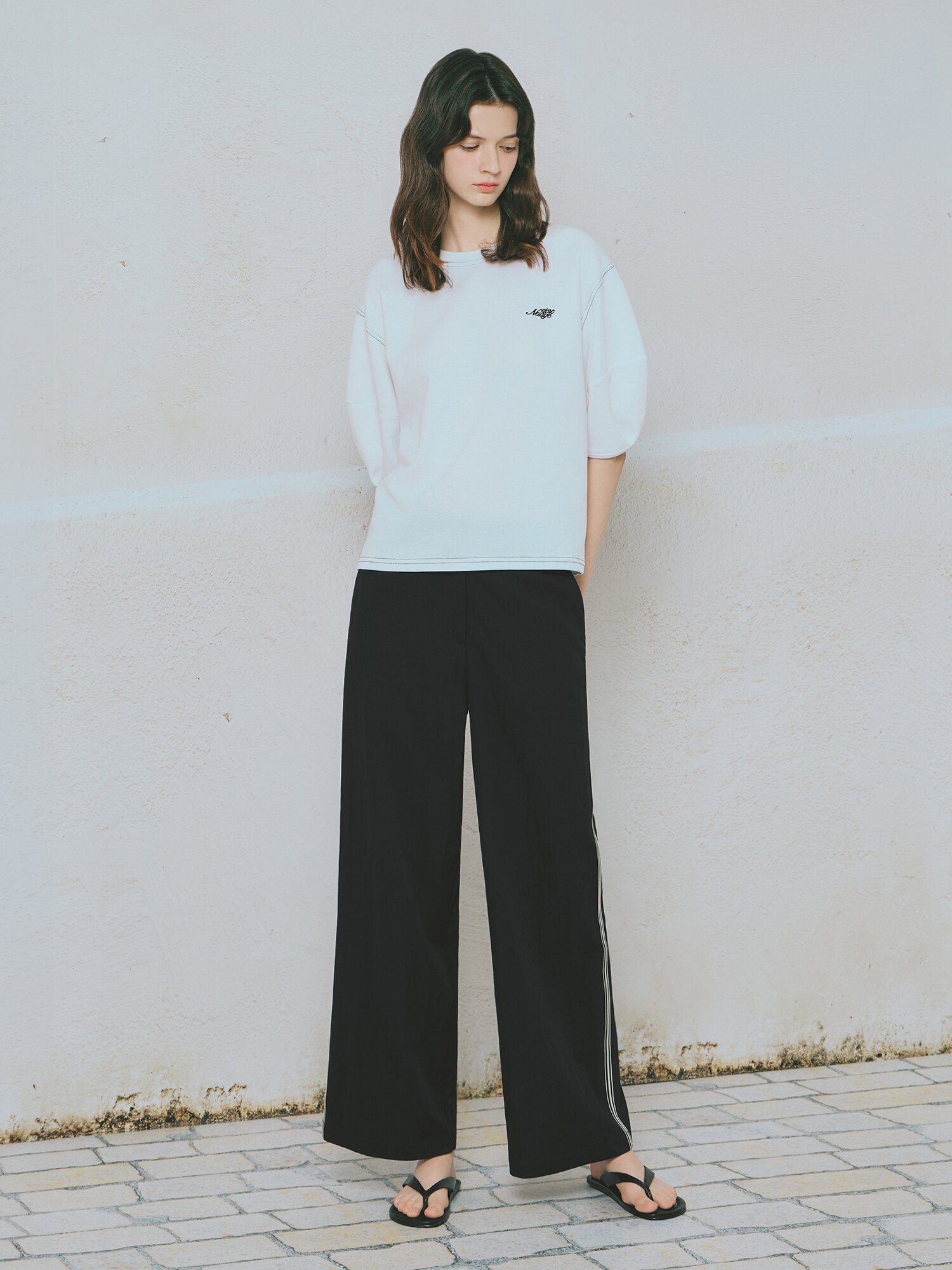 볼륨 스티치 자수 반팔 티셔츠 (WHITE)