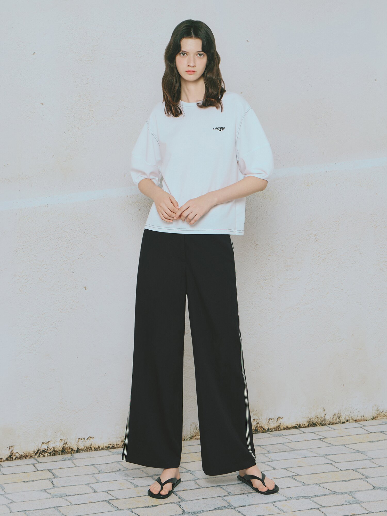 볼륨 스티치 자수 반팔 티셔츠 (WHITE)