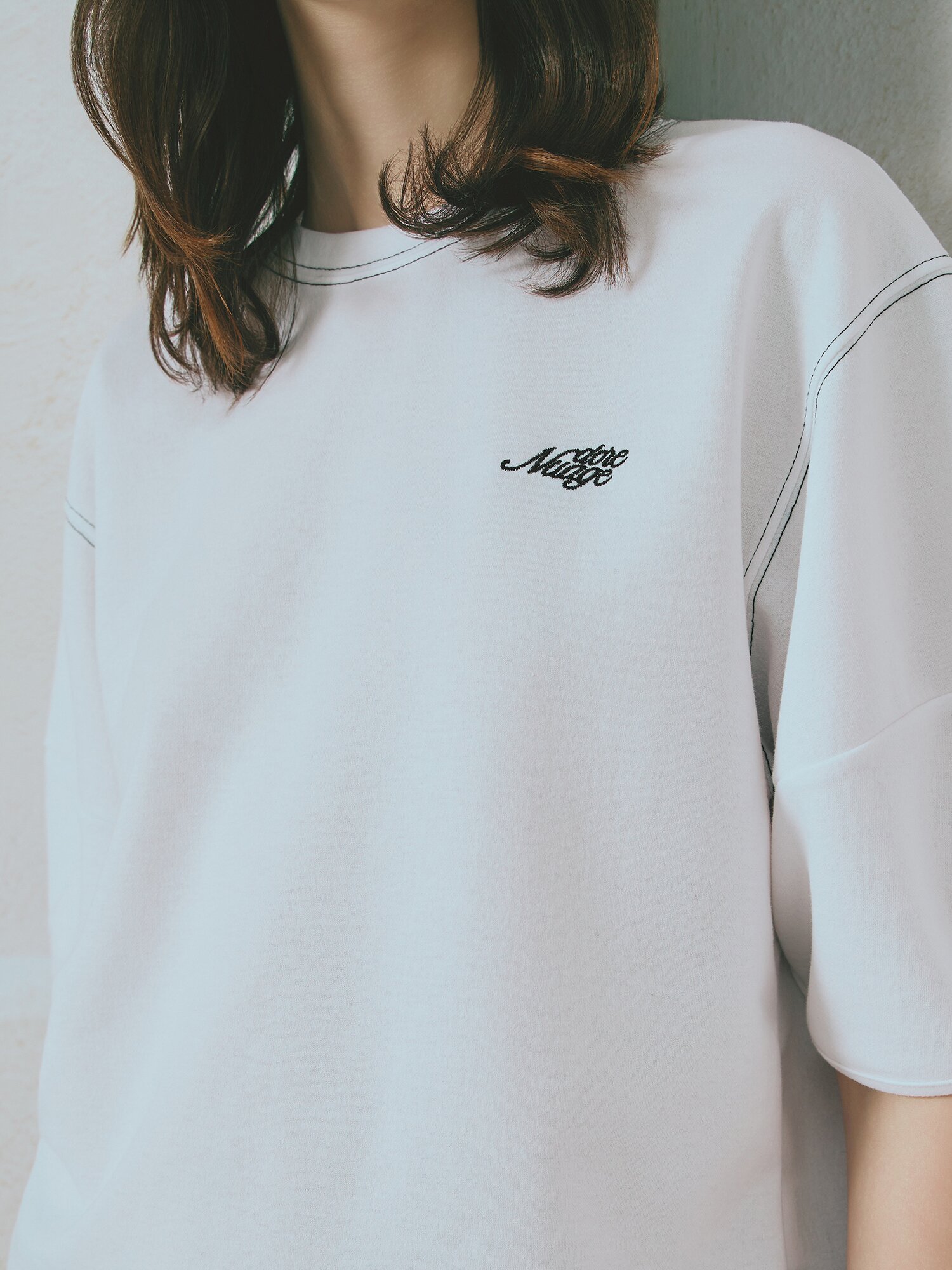볼륨 스티치 자수 반팔 티셔츠 (WHITE)