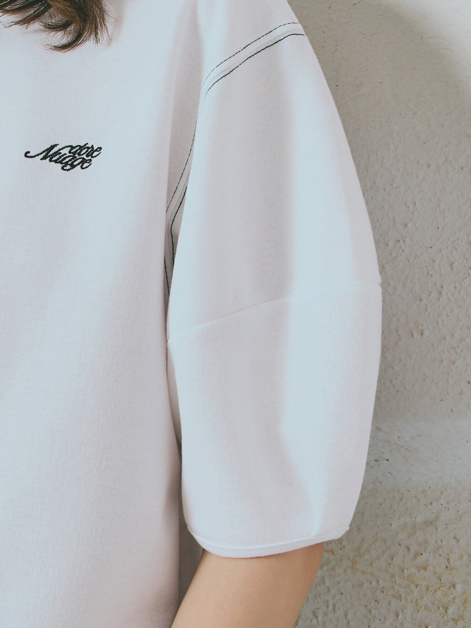 볼륨 스티치 자수 반팔 티셔츠 (WHITE)