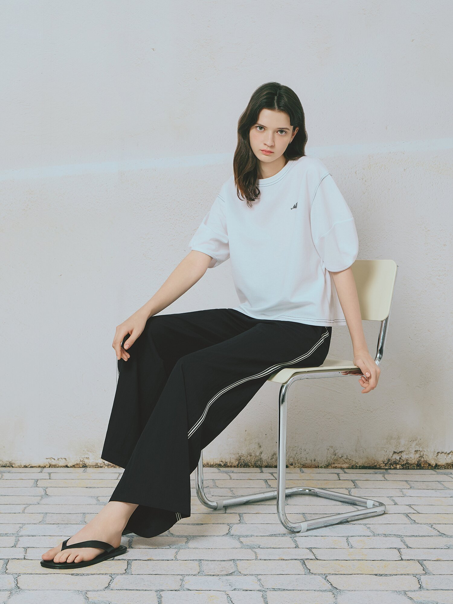 볼륨 스티치 자수 반팔 티셔츠 (WHITE)