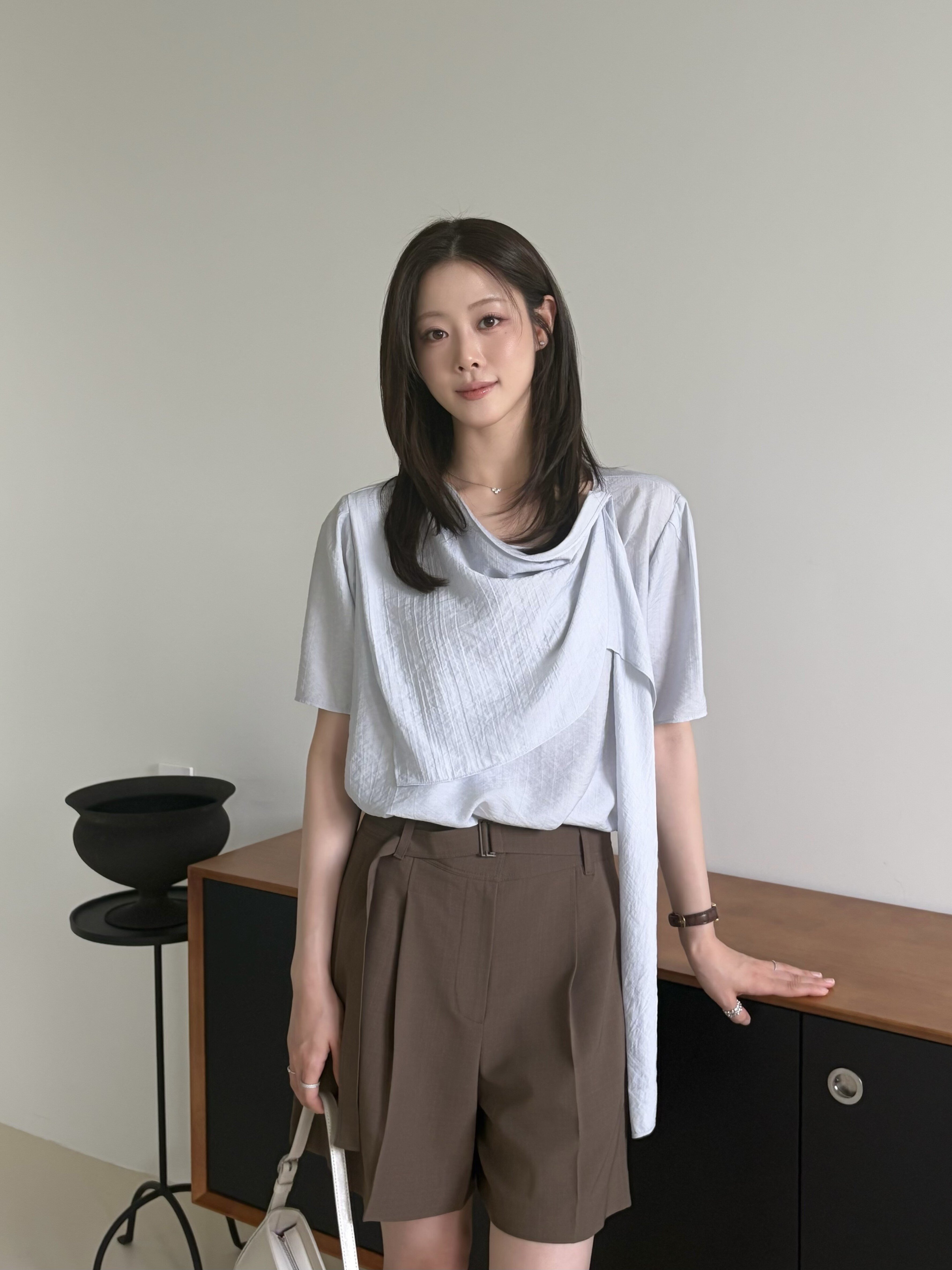 링클 드레이프 라운드넥 블라우스 (LIGHT BLUE)