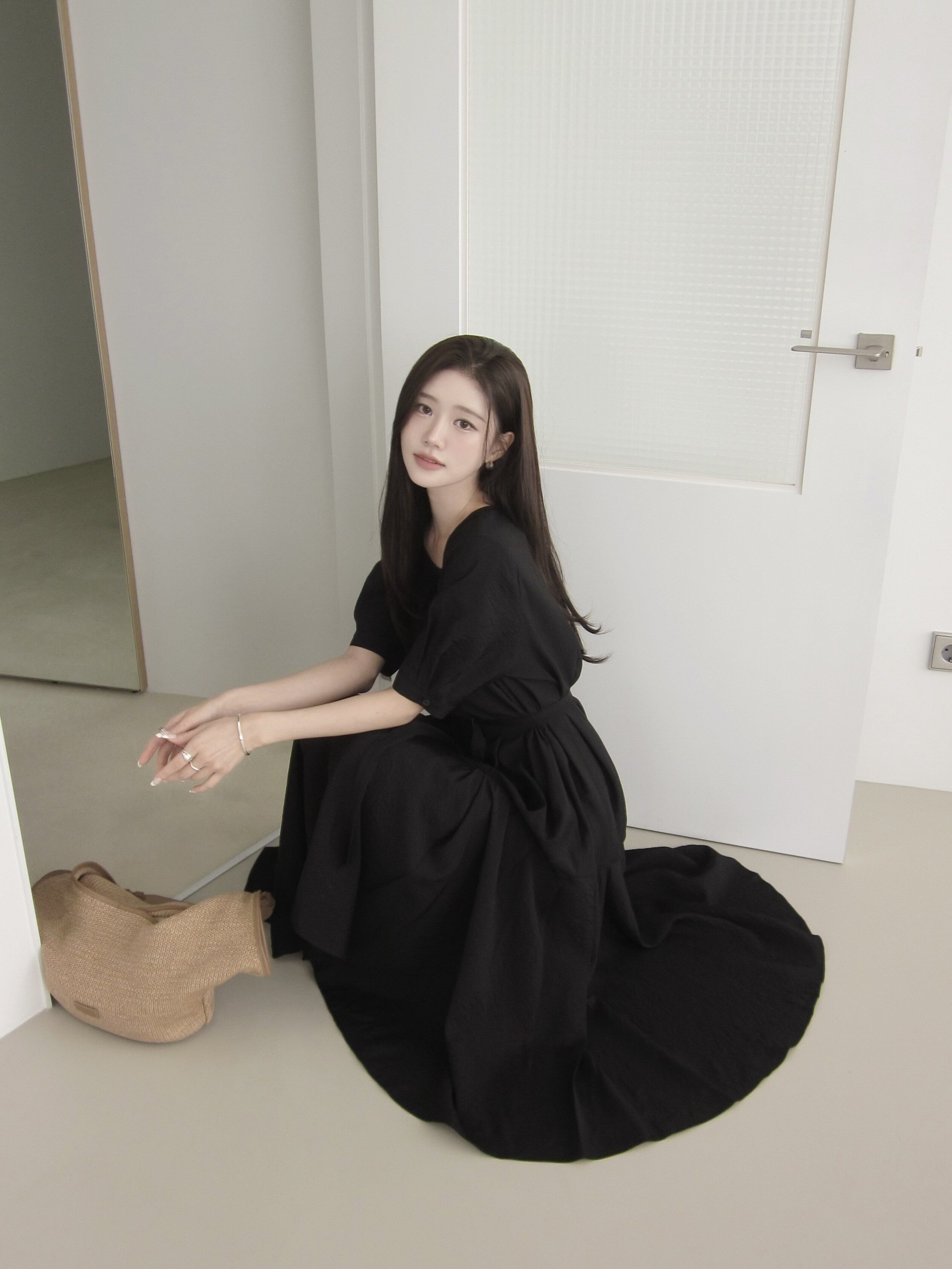 플리츠 헴 라운드넥 원피스 (BLACK)