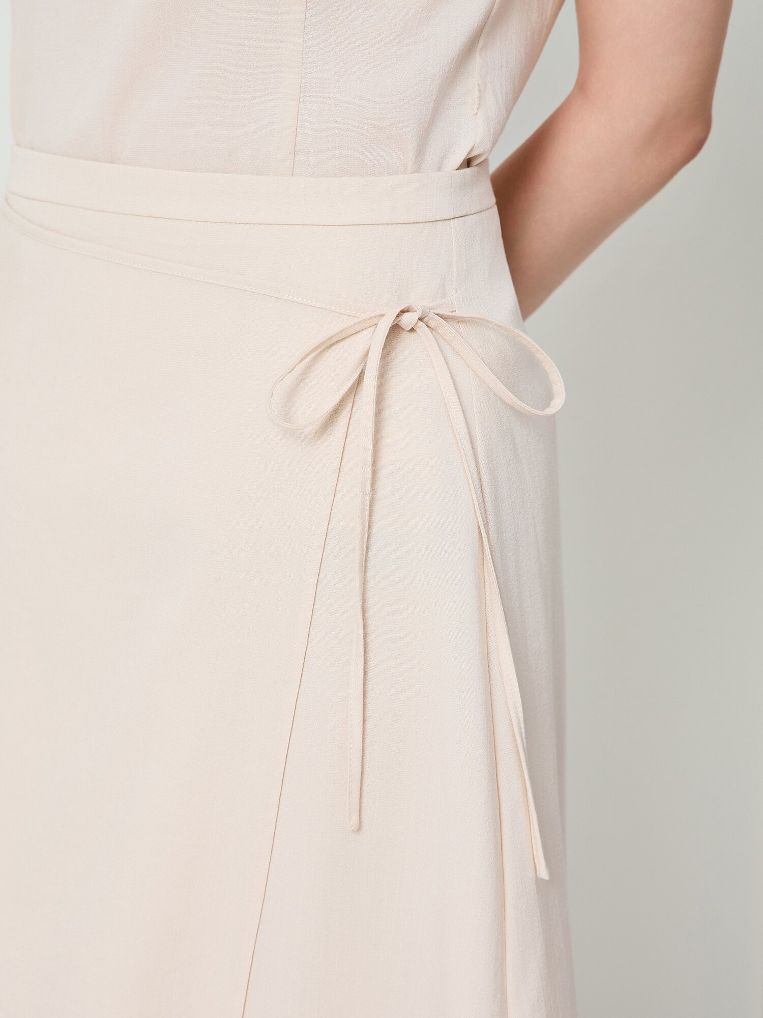 벨트 장식 랩 A라인 스커트 (BEIGE)