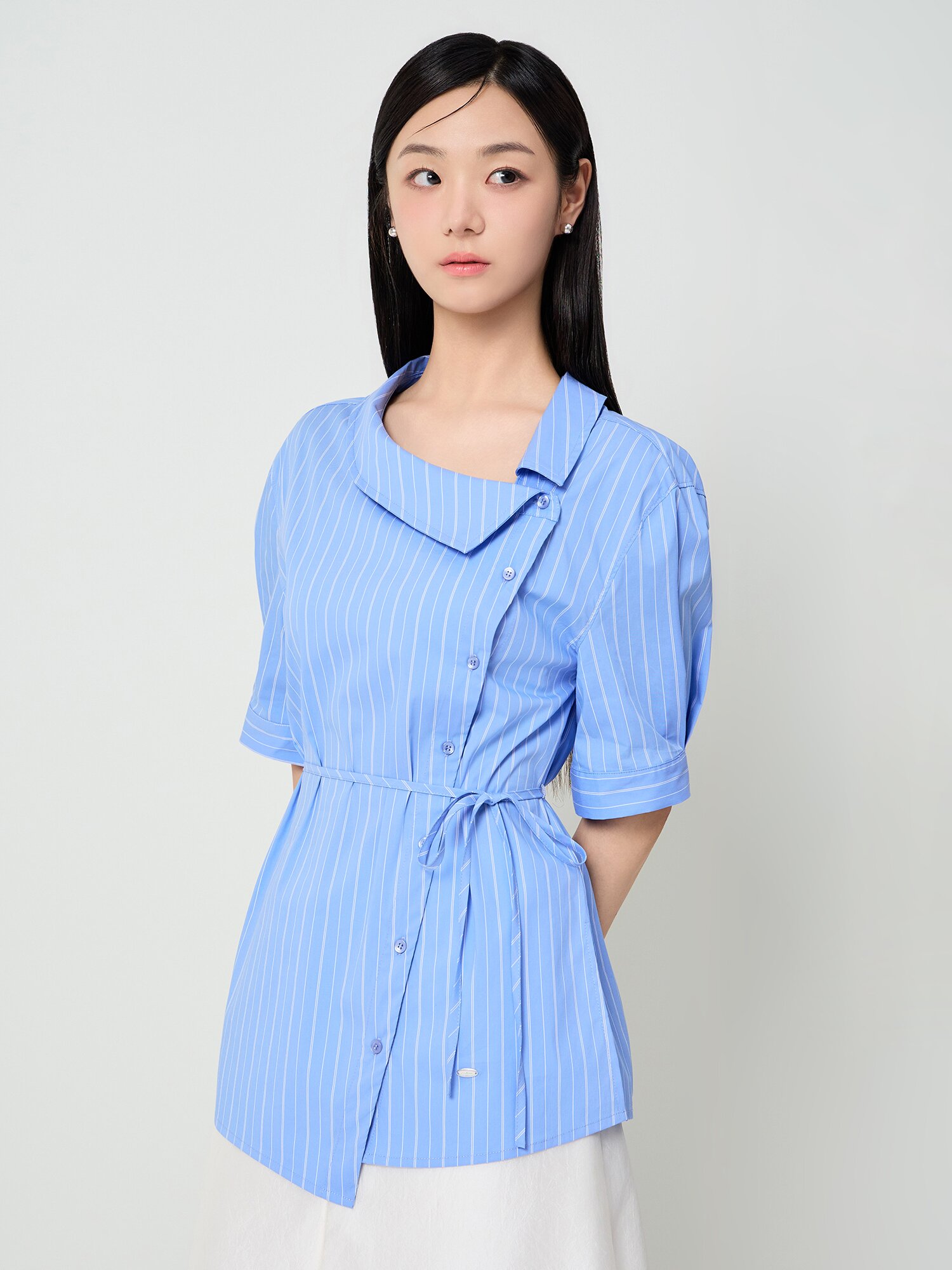 사선 버튼 언밸런스 칼라 블라우스 (STRIPE BLUE)
