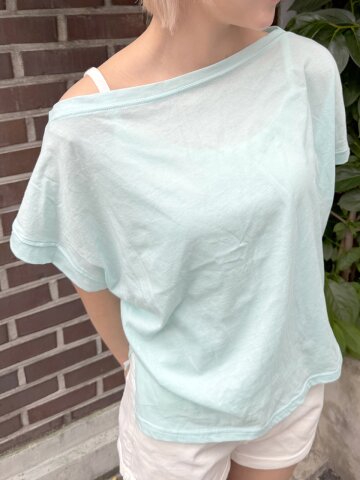 BOXY LETTERING OFF-SHOULDER T-SHIRT_MINT