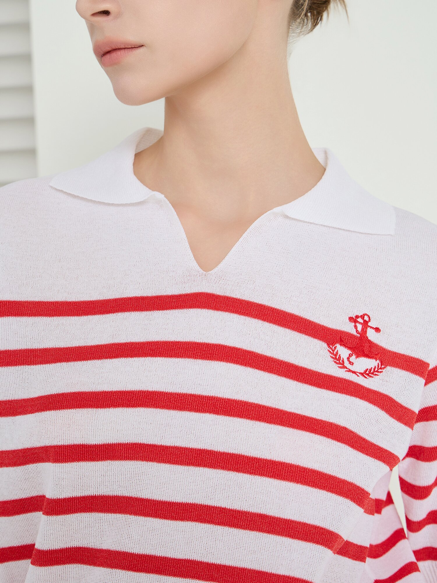 스트라이프 자수 브이 칼라 니트 (STRIPE RED)