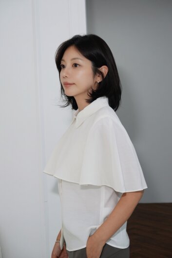 베이직 칼라 케이프 블라우스 (IVORY)