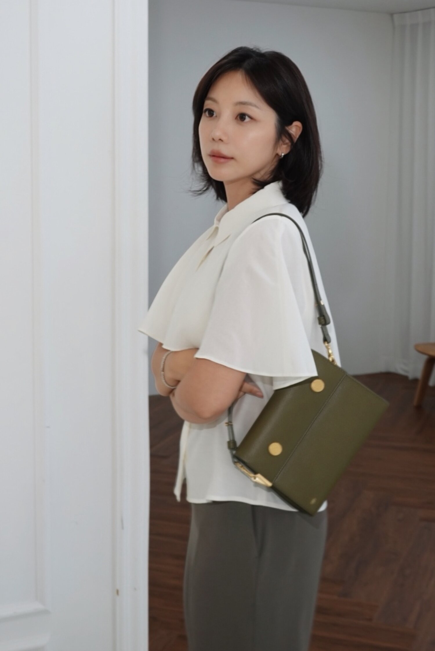 베이직 칼라 케이프 블라우스 (IVORY)