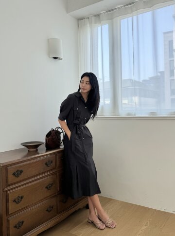 나일론 플리츠 벨티드 원피스 (DARK GREY)