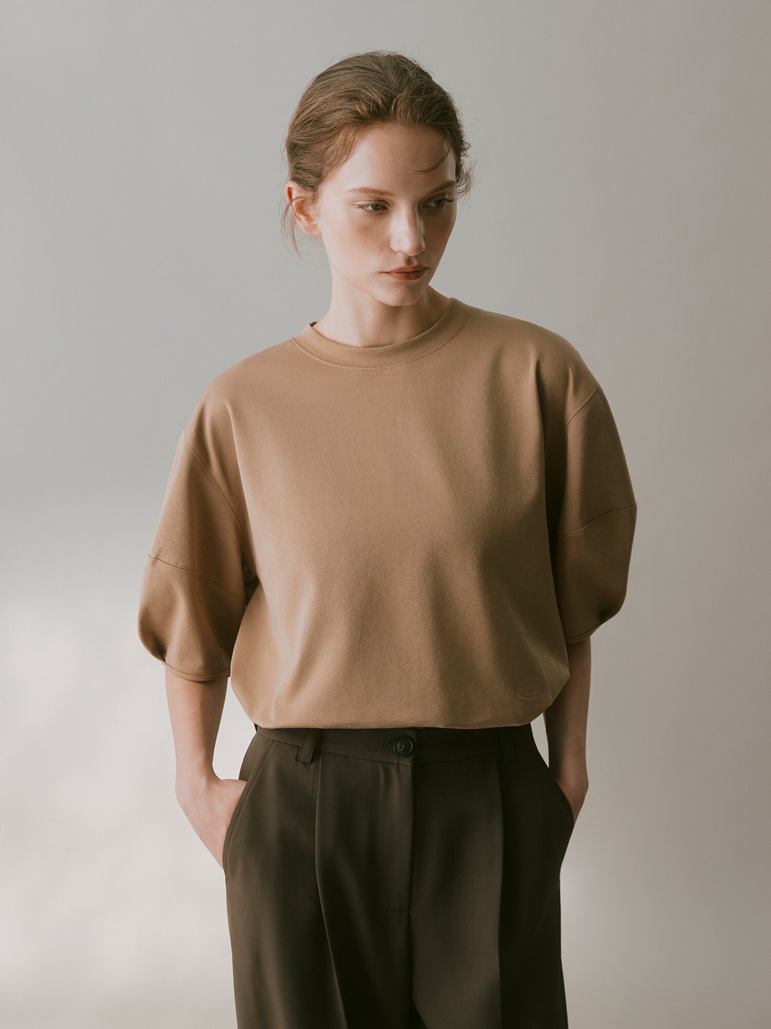 코튼 로고 자수 스티치 티셔츠 (BEIGE)
