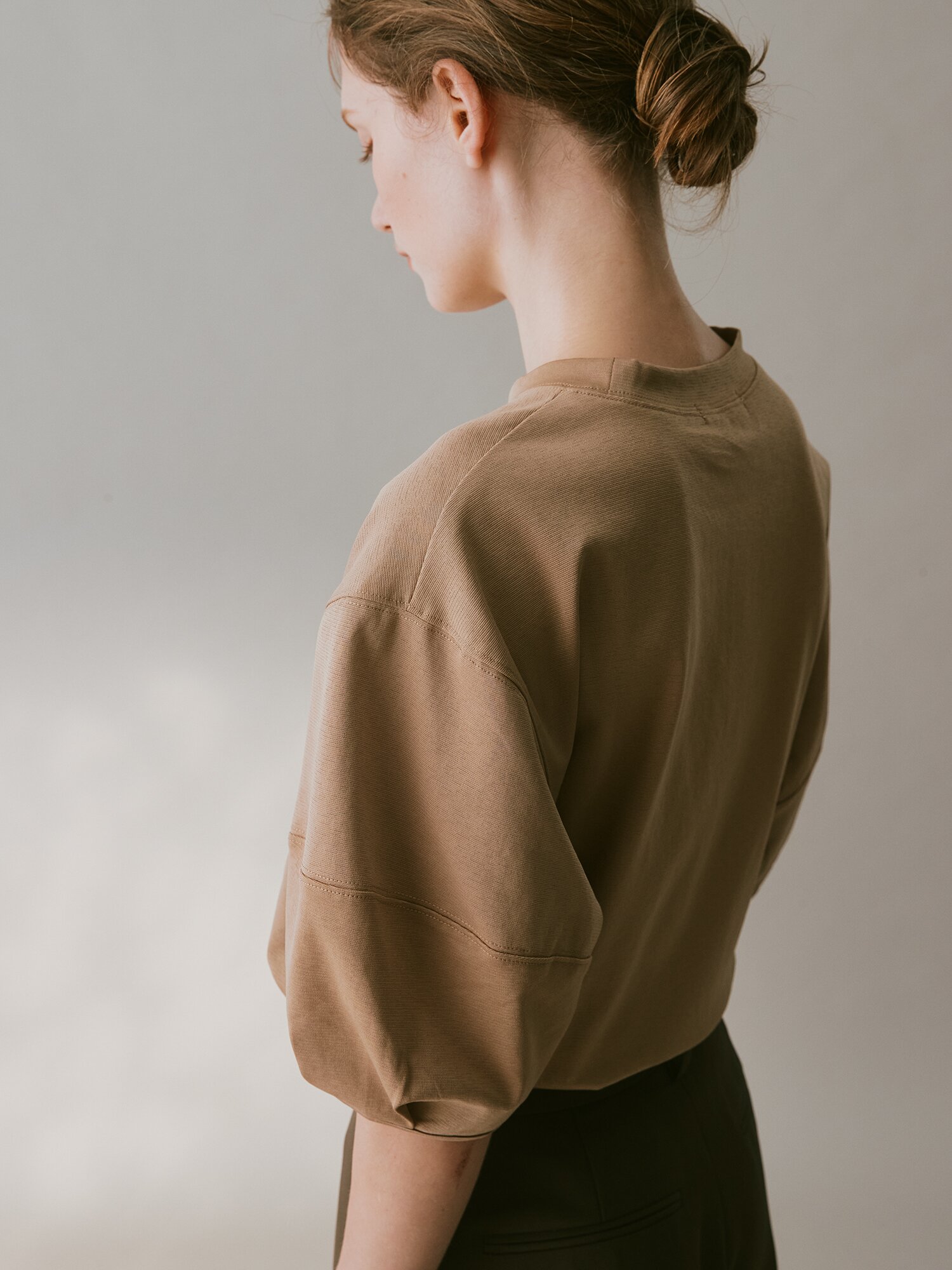 코튼 로고 자수 스티치 티셔츠 (BEIGE)