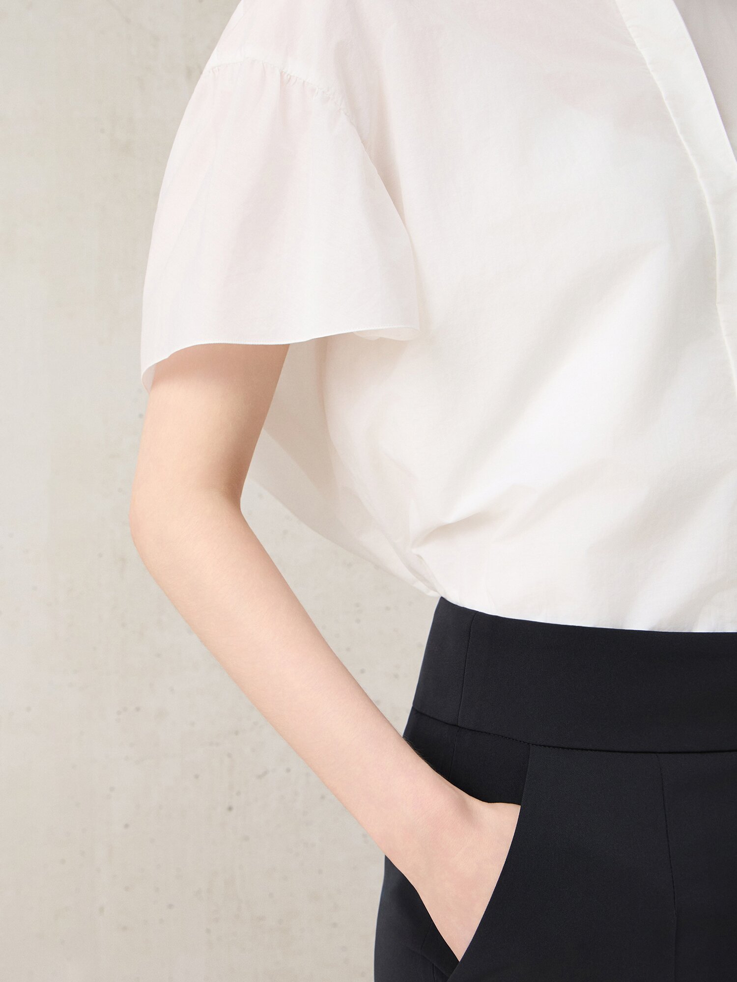 스탠드 칼라 러플 슬리브 블라우스 (WHITE)