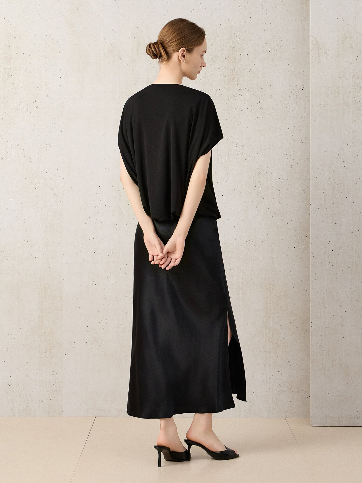 새틴 사이드 슬릿 롱 스커트 (BLACK)
