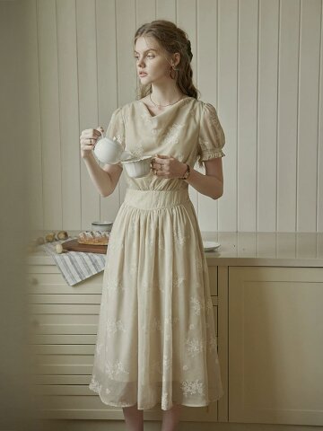 PM_Vintage embroidered puff sleeve dress