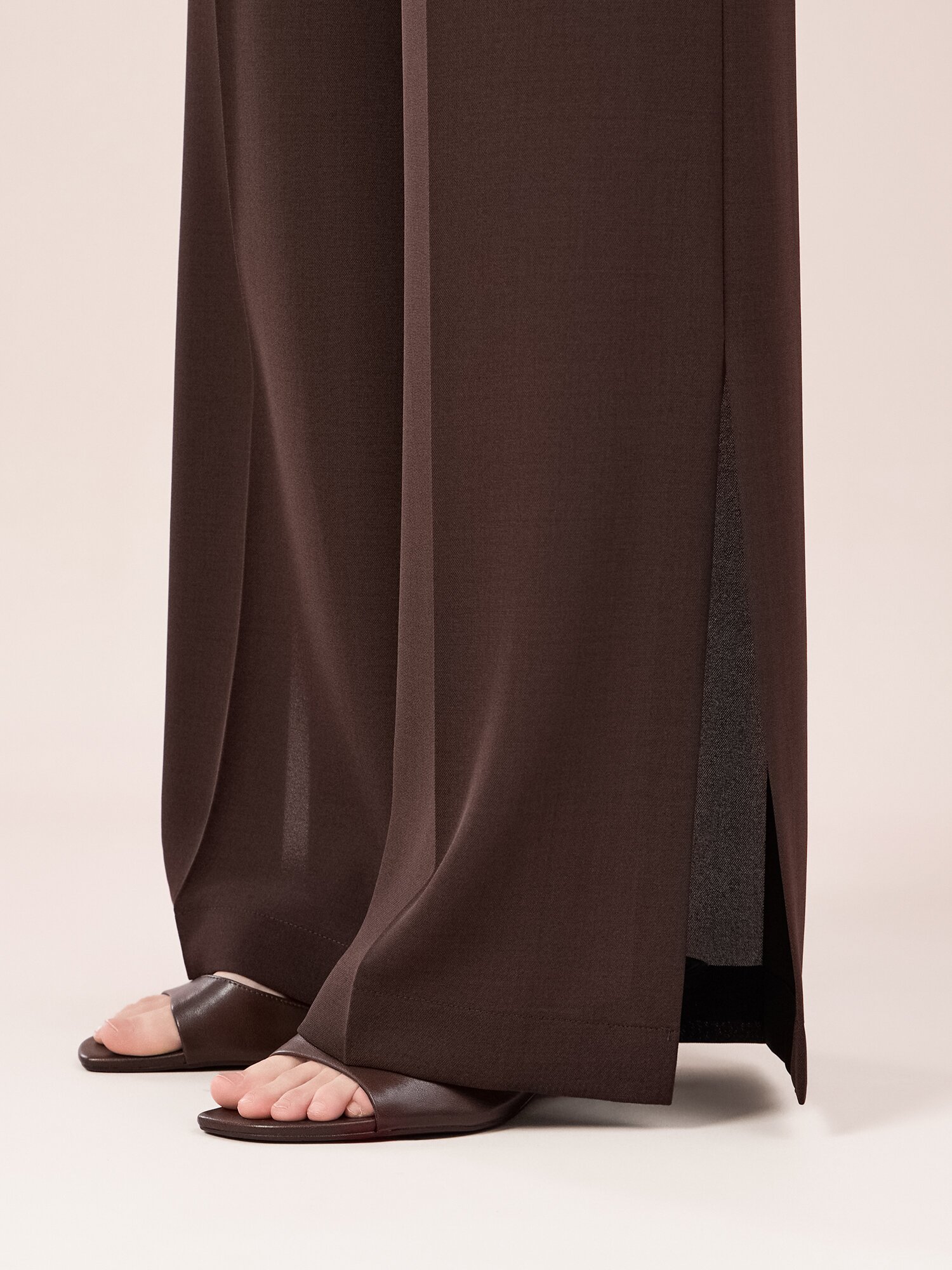 백 밴딩 사이드 슬릿 슬랙스 (DARK BROWN)