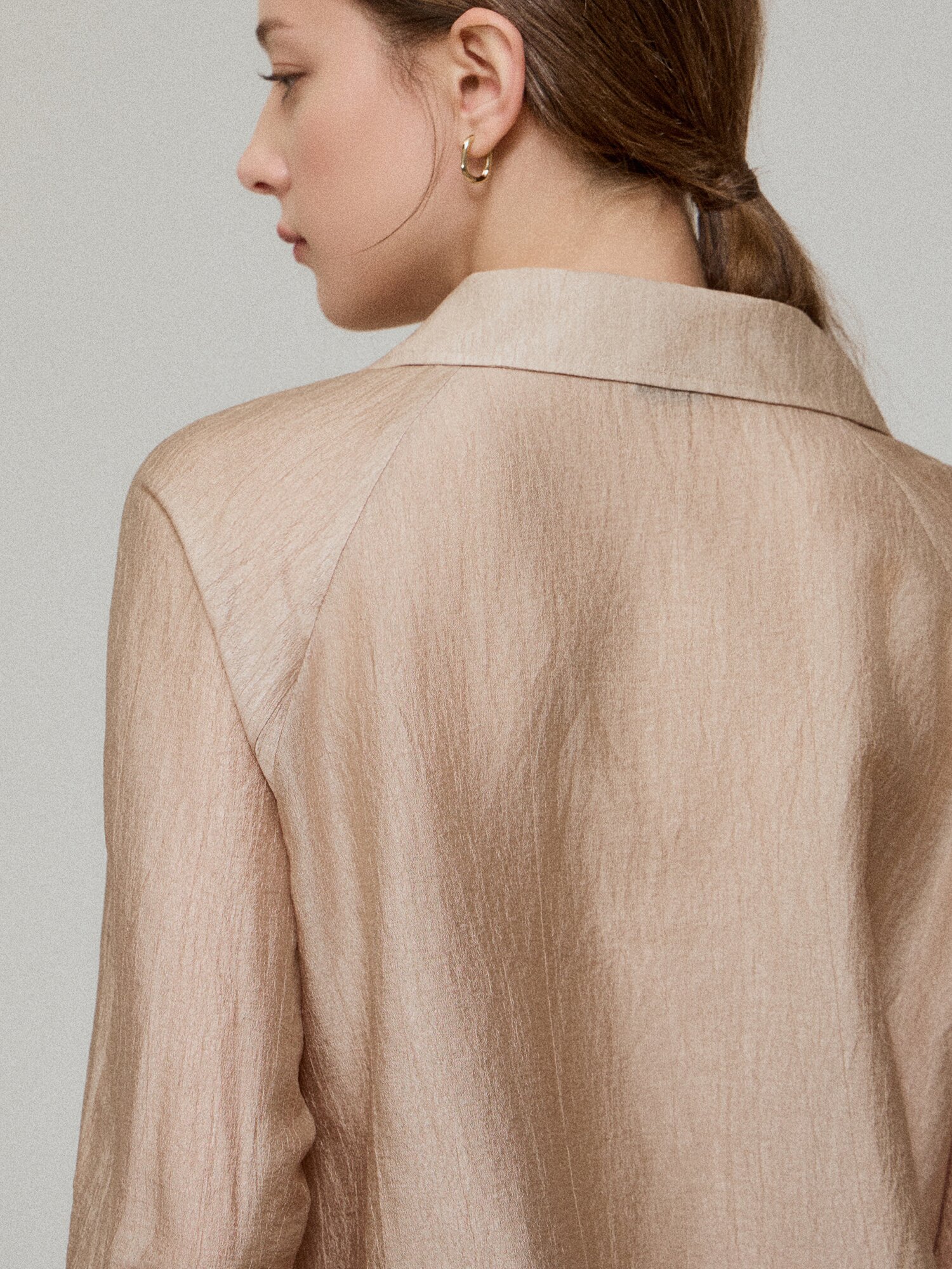 실키 스트링 오픈 칼라 블라우스 (BEIGE)