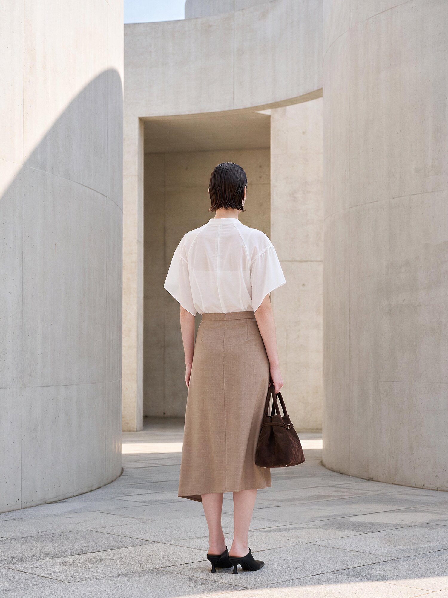 버클 포인트 드레이프 미디 스커트 (TAUPE BEIGE)