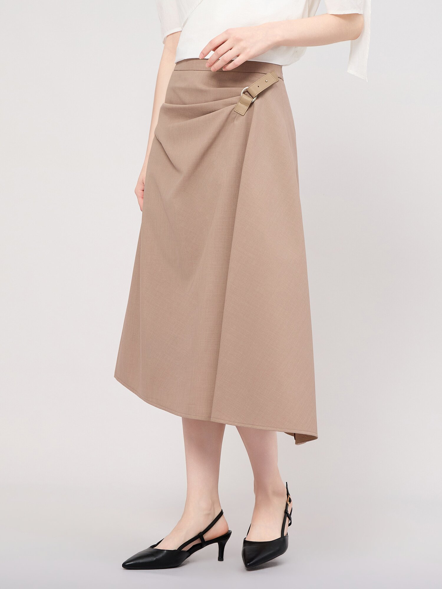 버클 포인트 드레이프 미디 스커트 (TAUPE BEIGE)
