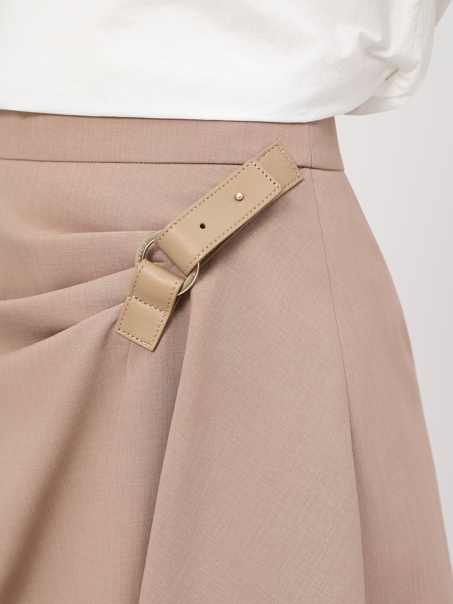 버클 포인트 드레이프 미디 스커트 (TAUPE BEIGE)