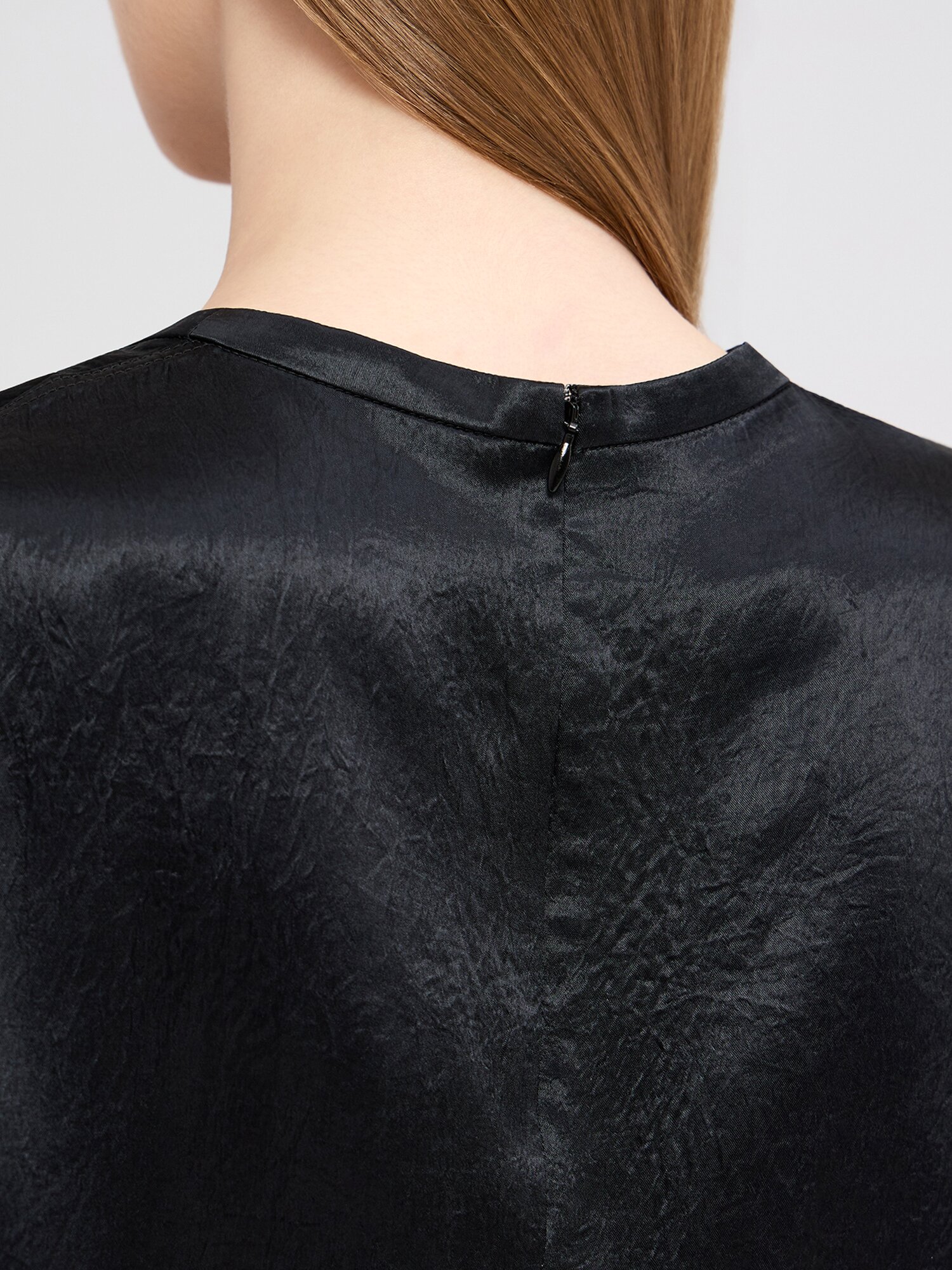새틴 라운드넥 하프 슬리브 탑 (BLACK)