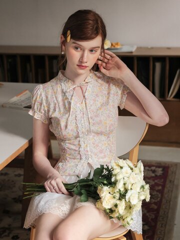Cest_Smocked slim floral blouse