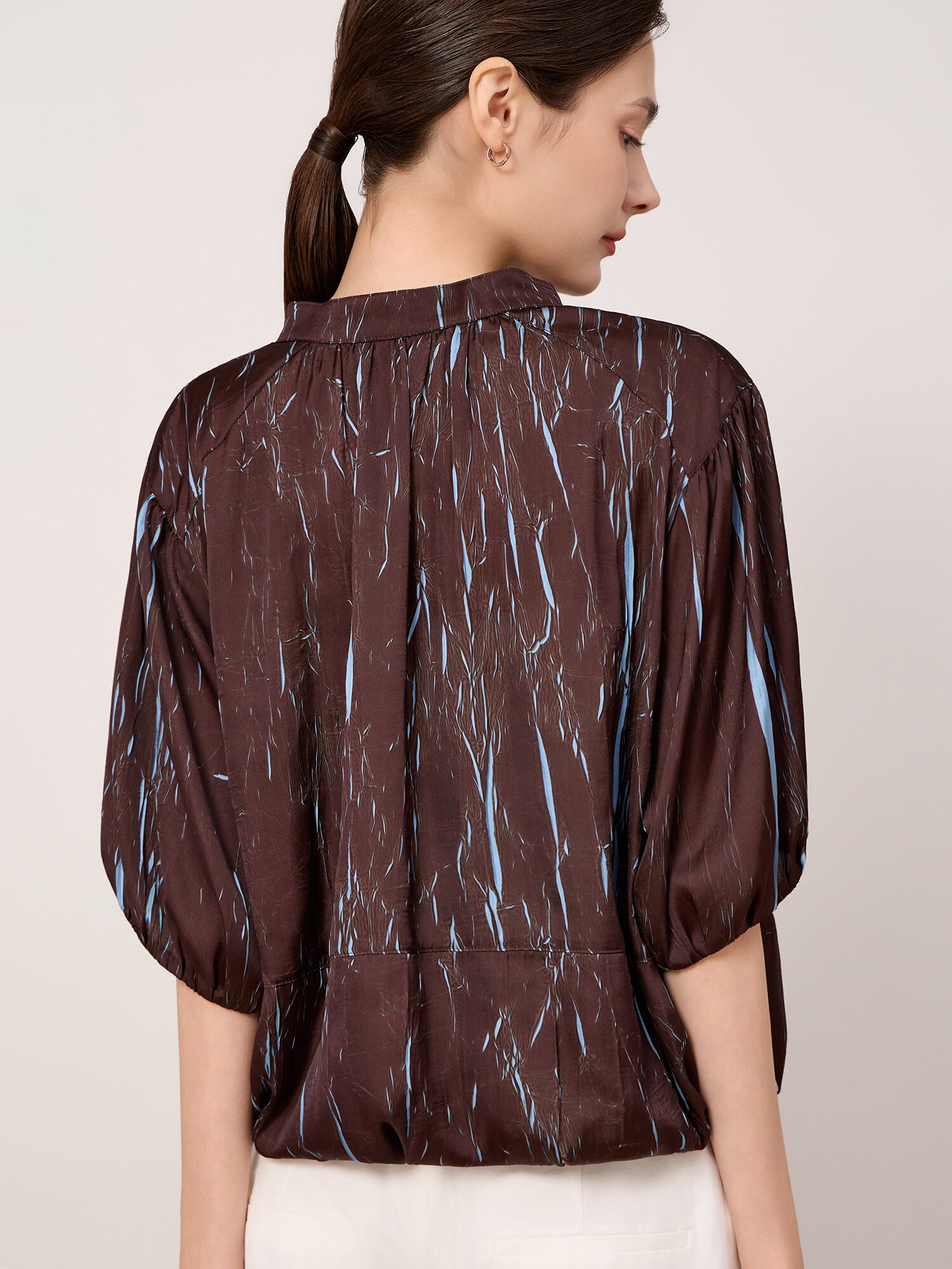 메탈 참 포인트 밴딩 블라우스 (PRINT BROWN)