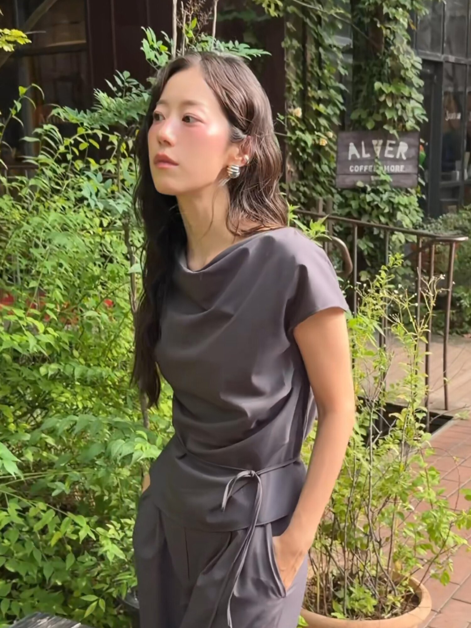 모던 언밸런스 카울넥 블라우스 (DARK GREY)
